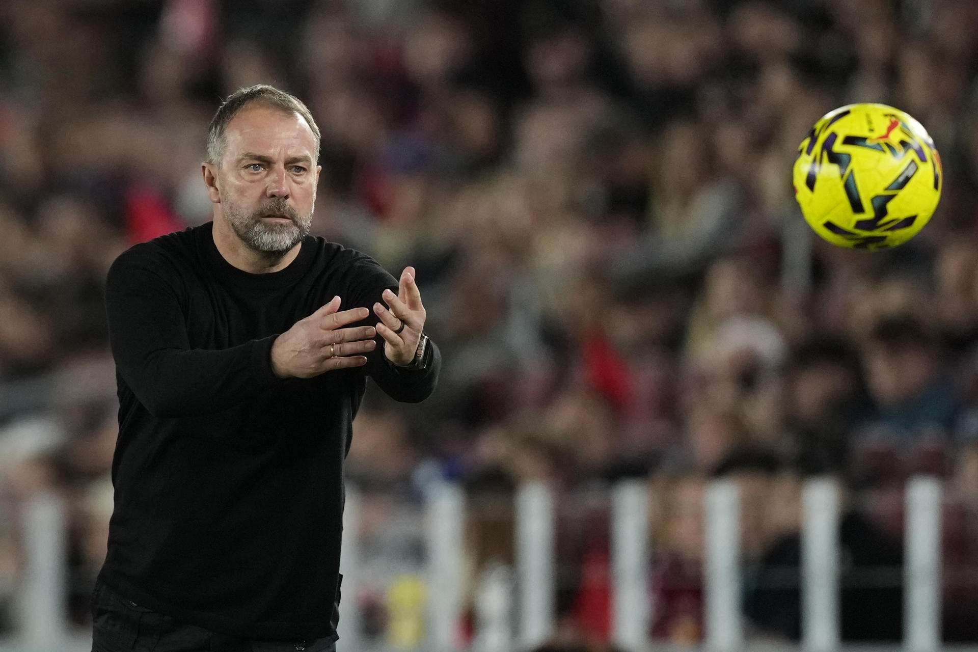 El entrenador del Barcelona, Hansi Flick, durante el partido de LaLiga EA Sports, entre FC Barcelona y Deportivo Alavés, celebrado en el estadio Camp Nou de Barcelona. EFE/ Enric Fontcuberta
