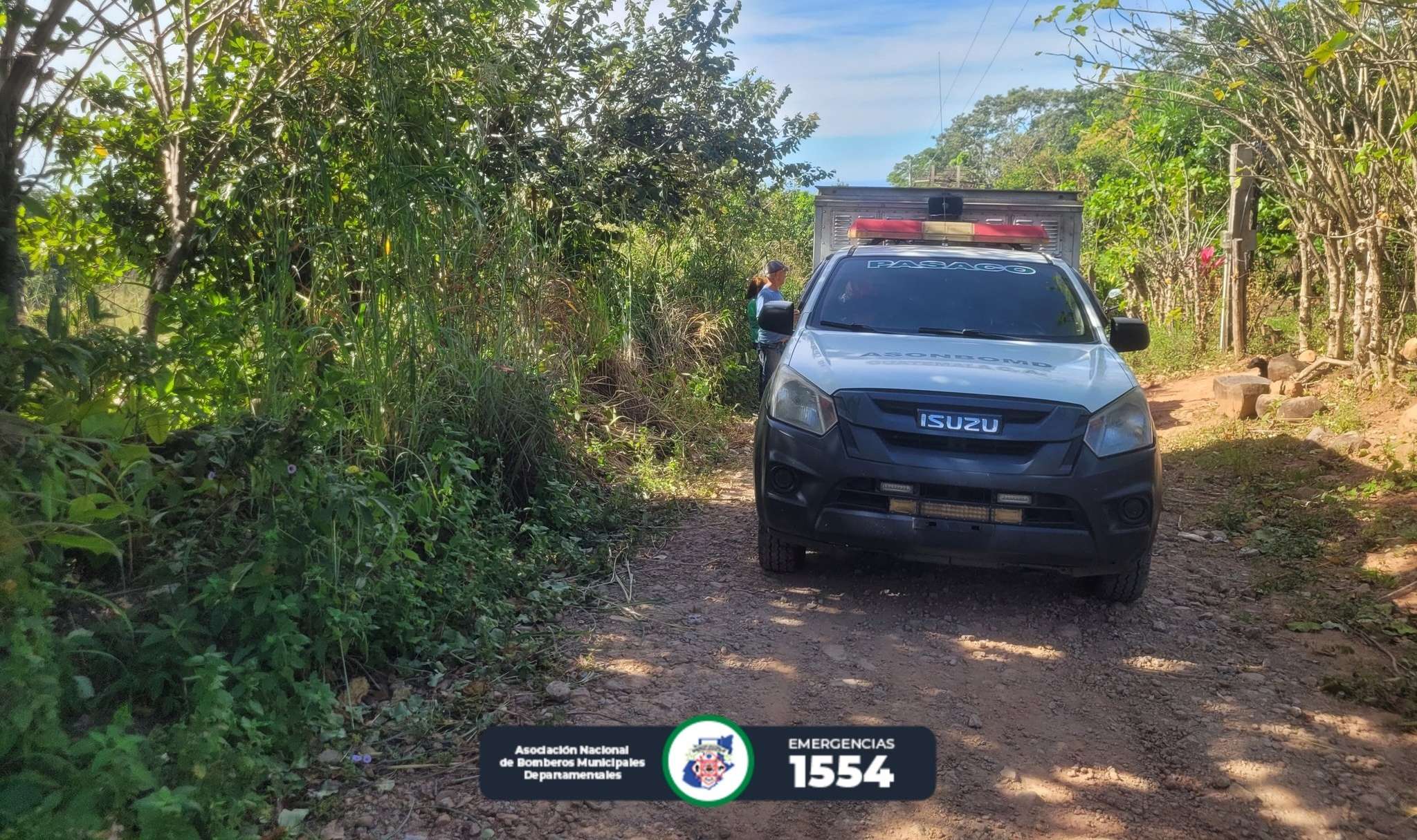 Rescatan a recién nacida abandonada en terreno baldío
