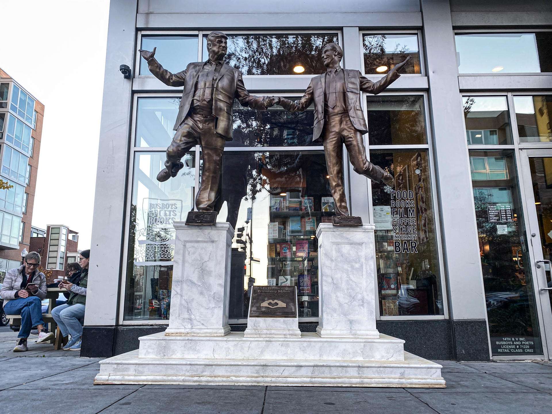 Reaparece estatua de Trump y Epstein en plena polémica por correos publicados