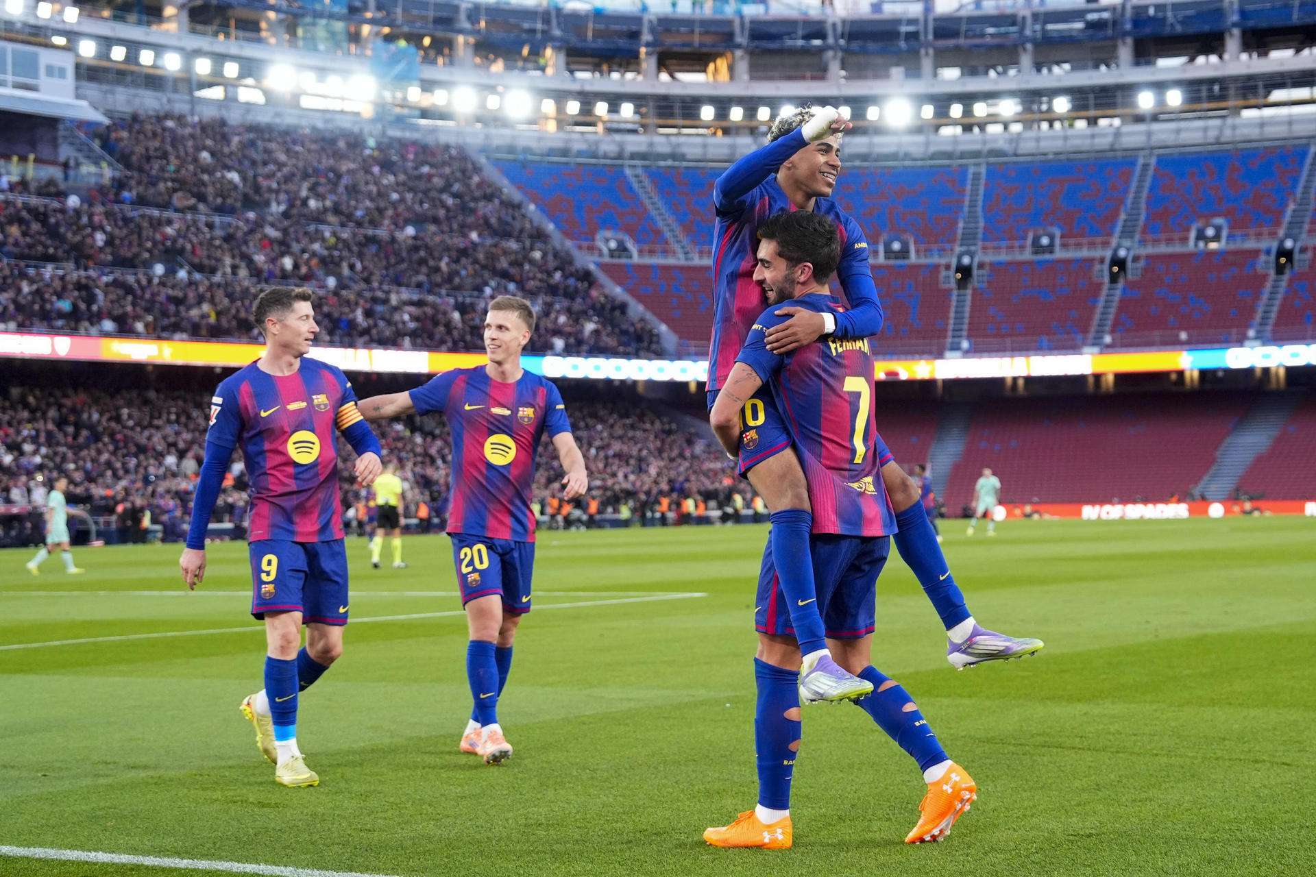El delantero del Barcelona Ferrán Torres (d) celebra la consecución del segundo gol de su equipo durante el partido de LaLiga entre el Barcelona y el Athletic Club, este sábado en el Camp Nou. EFE/ Siu Wu