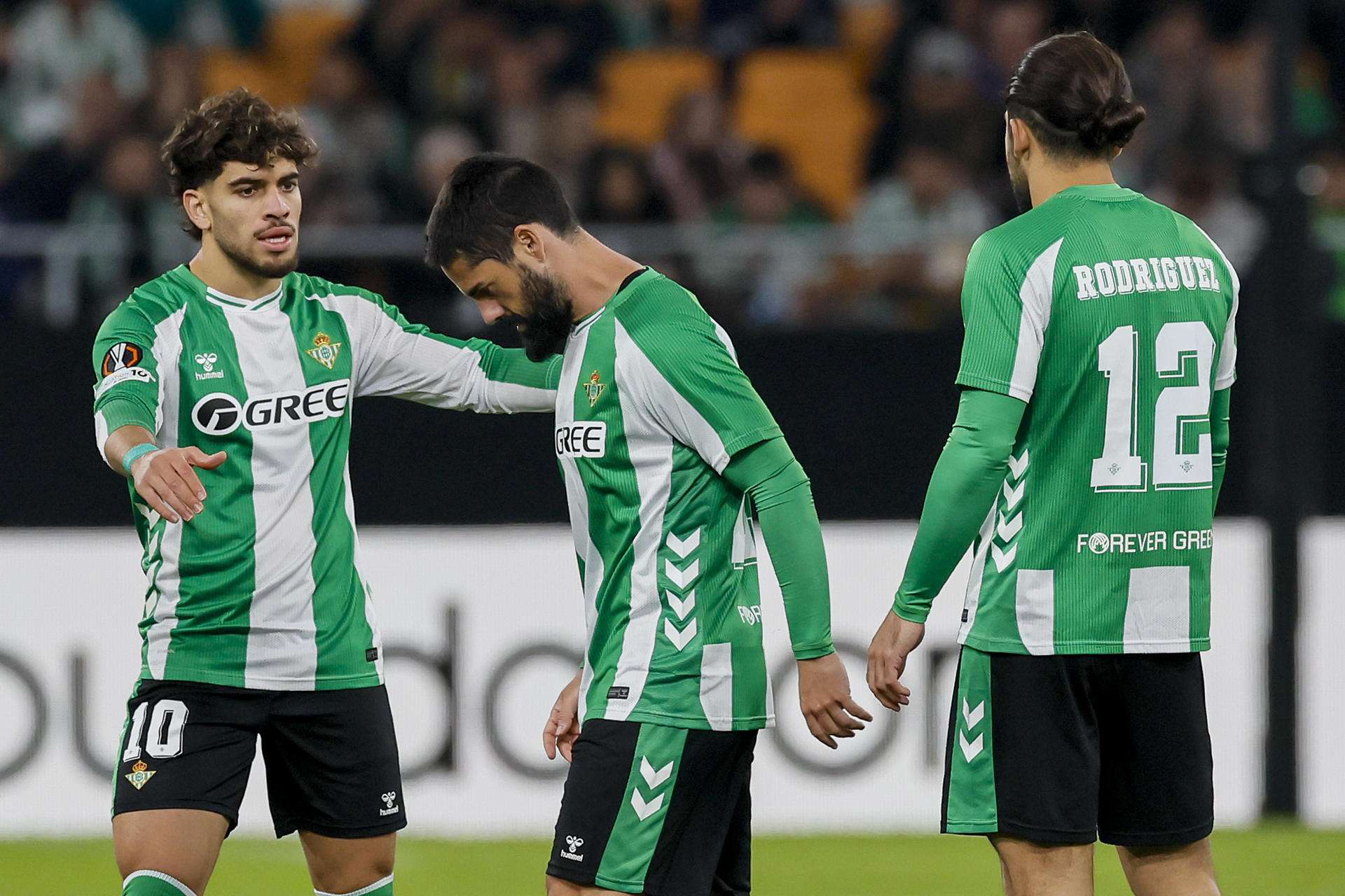 El jugador del Real Betis Isco (c) se retira del terreno de juego lesionado, durante el partido de Liga Europea UEFA disputado ante el FC Utrecht, este jueves en el estadio de La Cartuja. EFE/ Jose Manuel Vidal