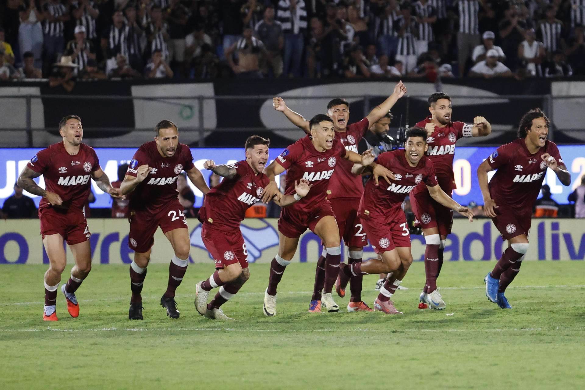 Jugadores de Lanús celebran al ganar la serie de penaltis en la final de la Copa Sudamericana. EFE/ Mauricio Dueñas Castañeda