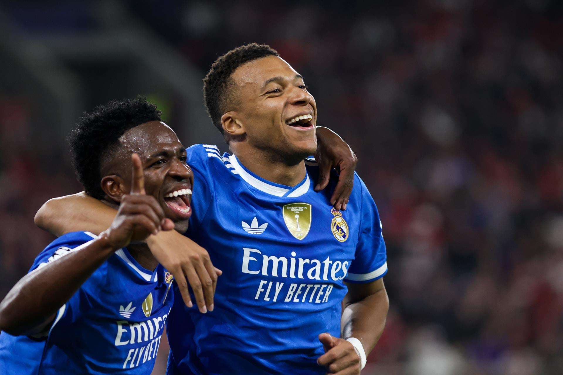 El jugador del Real Madrid Kylian Mbappe (d) y Vincicius celebran un gol durante el partido de la UEFA Champions League que han jugado Olympiacos FC y Real Madrid en Atenas, Grecia. EFE/EPA/GEORGIA PANAGOPOULOU