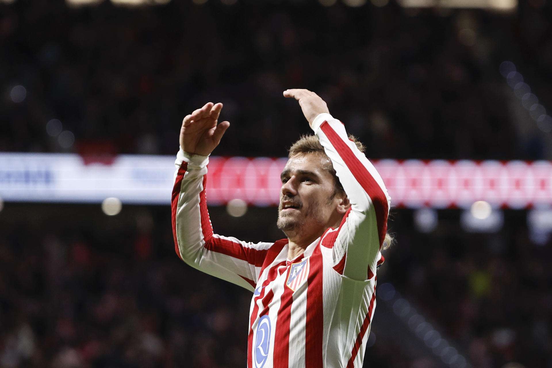El delantero francés del Atlético de Madrid, Antoine Griezmann, celebra el tercer gol del equipo rojiblanco durante el encuentro correspondiente a la jornada 12 de Laliga EA Sports que disputaron Atlético de Madrid y Levante en el estadio Metropolitano, en Madrid. EFE / Sergio Perez.