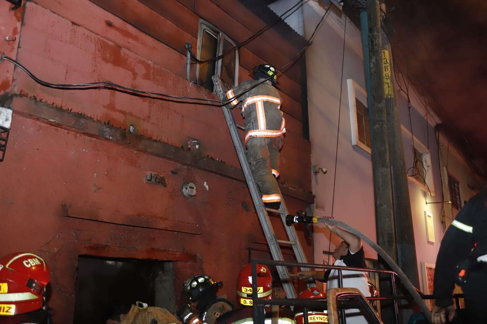 Cuatro personas mueren y tres resultan heridas en incendio en zona 1