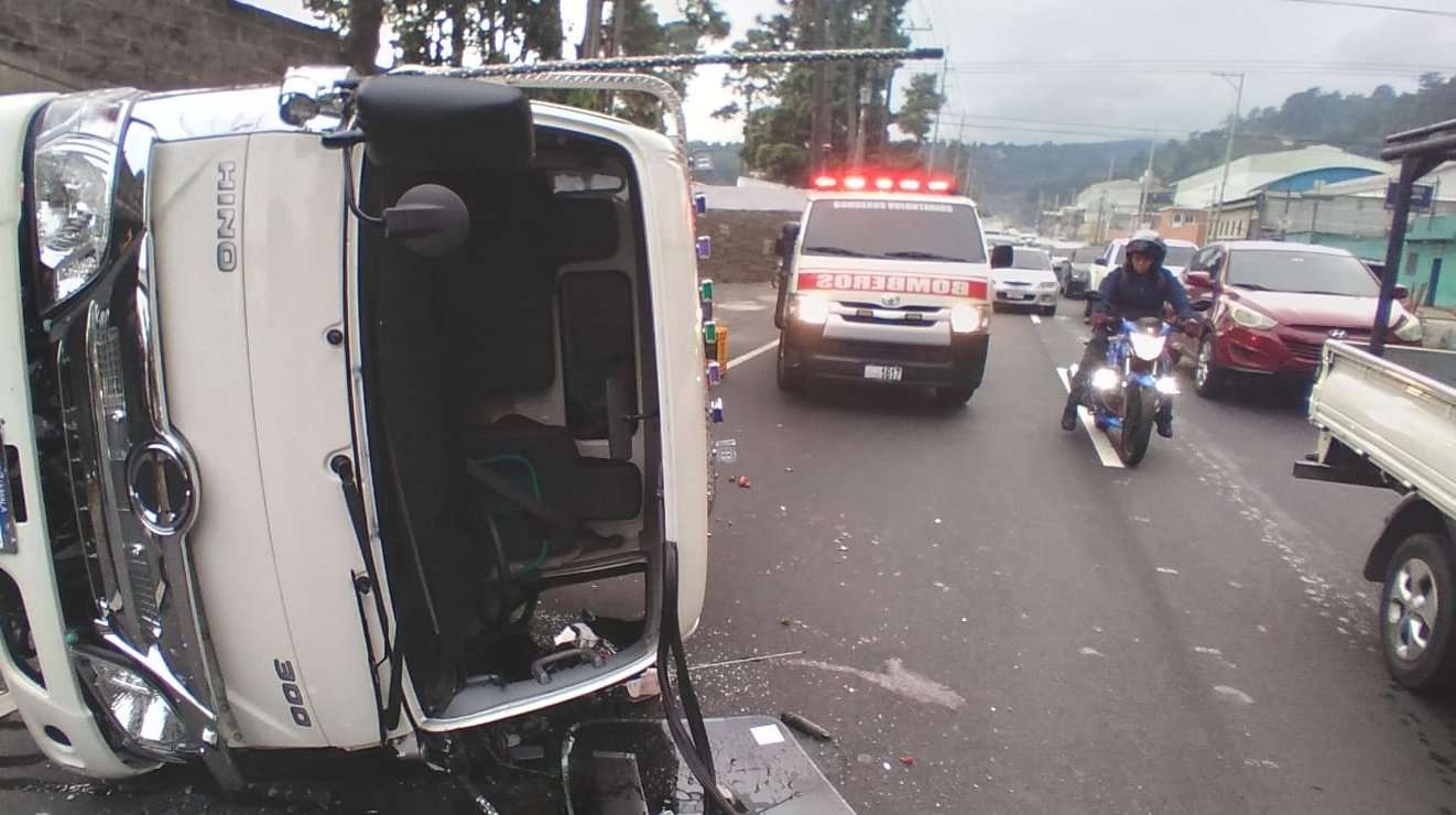 ¿Rumbo al occidente? Camión volcado complica el tránsito en la Interamericana