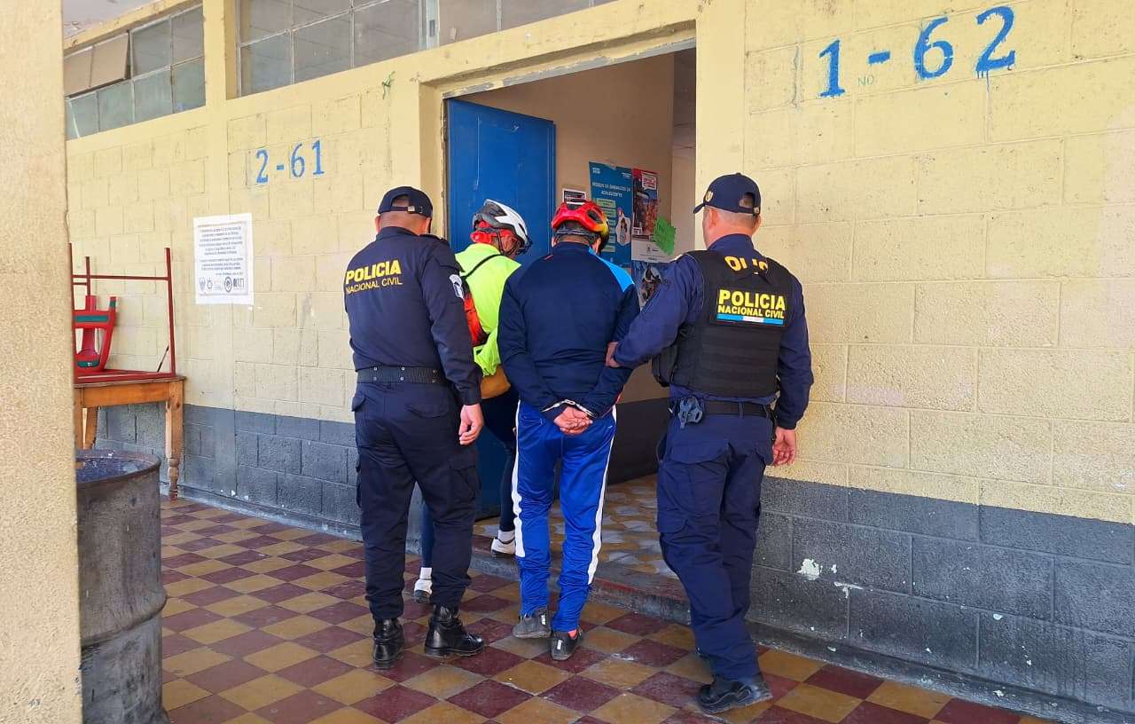 Lo golpearon por no dejar pasar… hermanos son capturados por agredir a adulto mayor