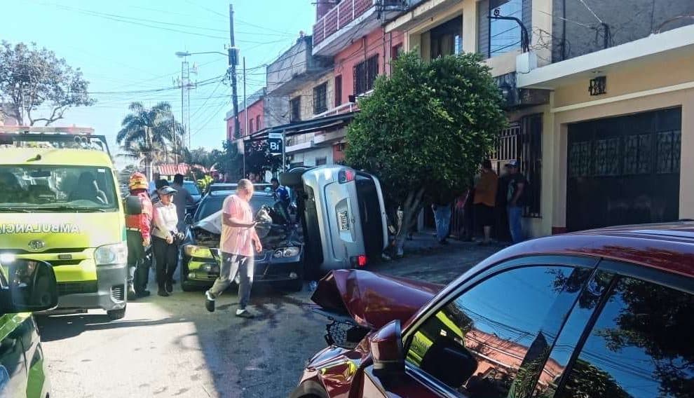 Triple colisión deja paso cerrado en la colonia La Reformita