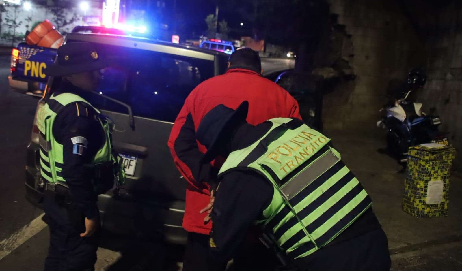 ¿Taxi o vehículo del narcomenudeo? Capturan a conductor con fuerte cargamento en Mixco