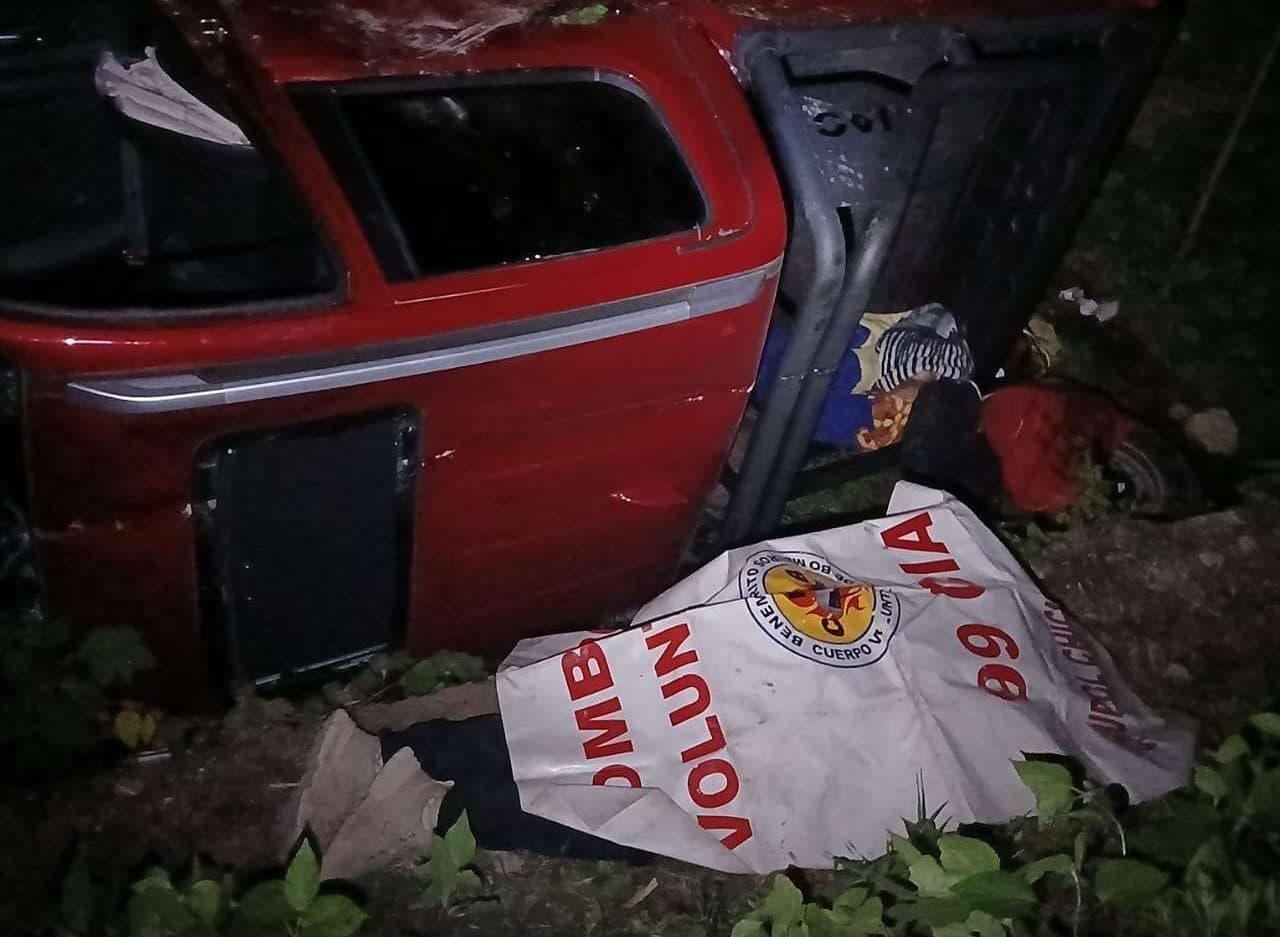 En cuestión de horas… dos vehículos caen al mismo barranco de Chichicastenango