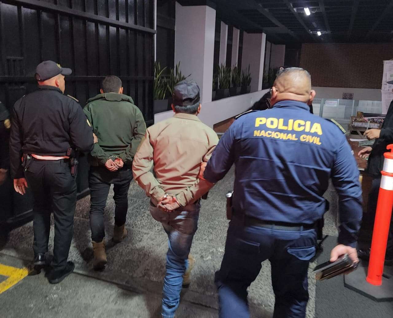 Apuntaron sus armas a una unidad policial y terminaron detenidos