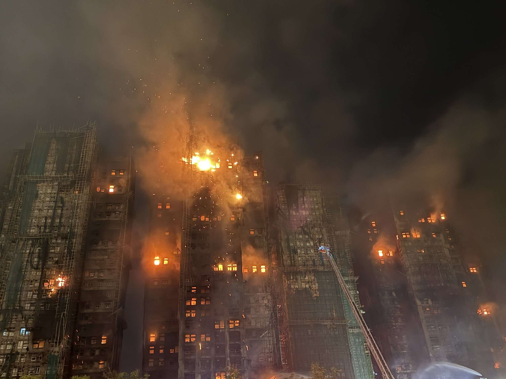 Aumentan a 55 los muertos y 279 desaparecidos en el peor incendio de Hong Kong en 30 años