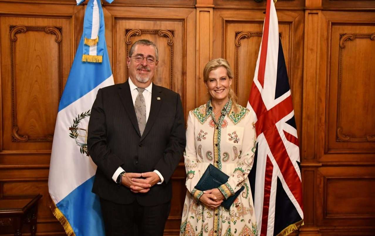 Bernardo Arévalo y la Duquesa de Edimburgo.