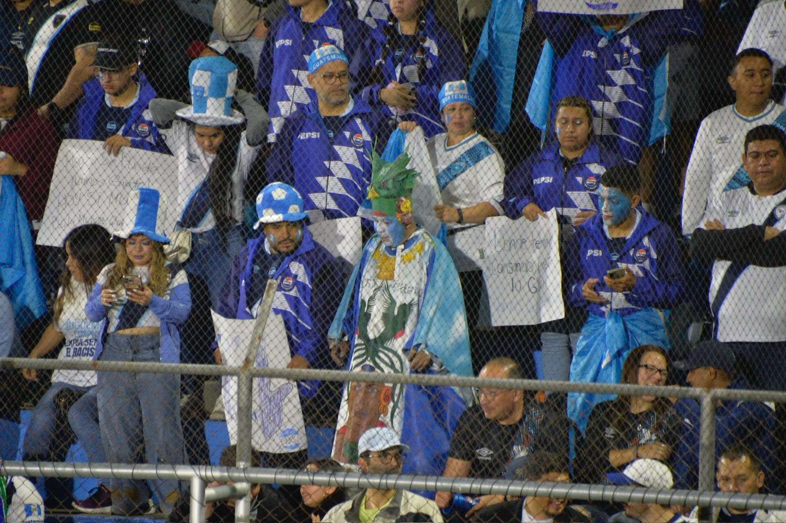 ¡Guatemala ya encendió El Trébol! La afición pinta de azul y blanco cada rincón del estadio