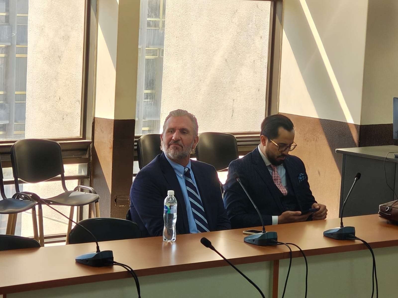 Roberto Arzú llega a tribunales en medio de señalamientos y ausencia del MP