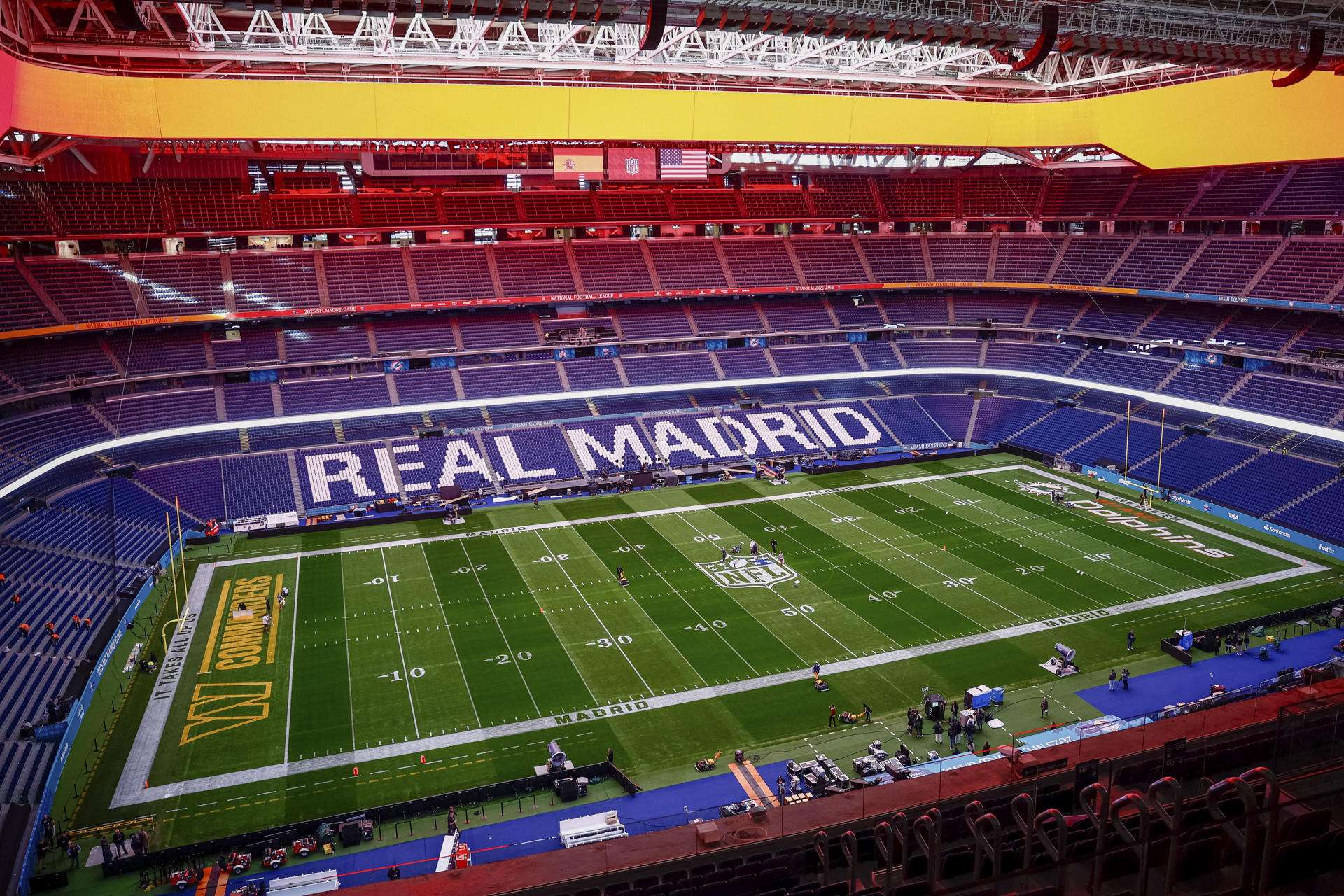 Vista del césped del Bernabéu adaptado para el fútbol americano en Madrid con motivo de la celebración por primera vez en España de un encuentro oficial de la temporada regular de la National Football League (NFL) entre los Miami Dolphins y los Washington Commanders. EFE/ Daniel Gonzalez