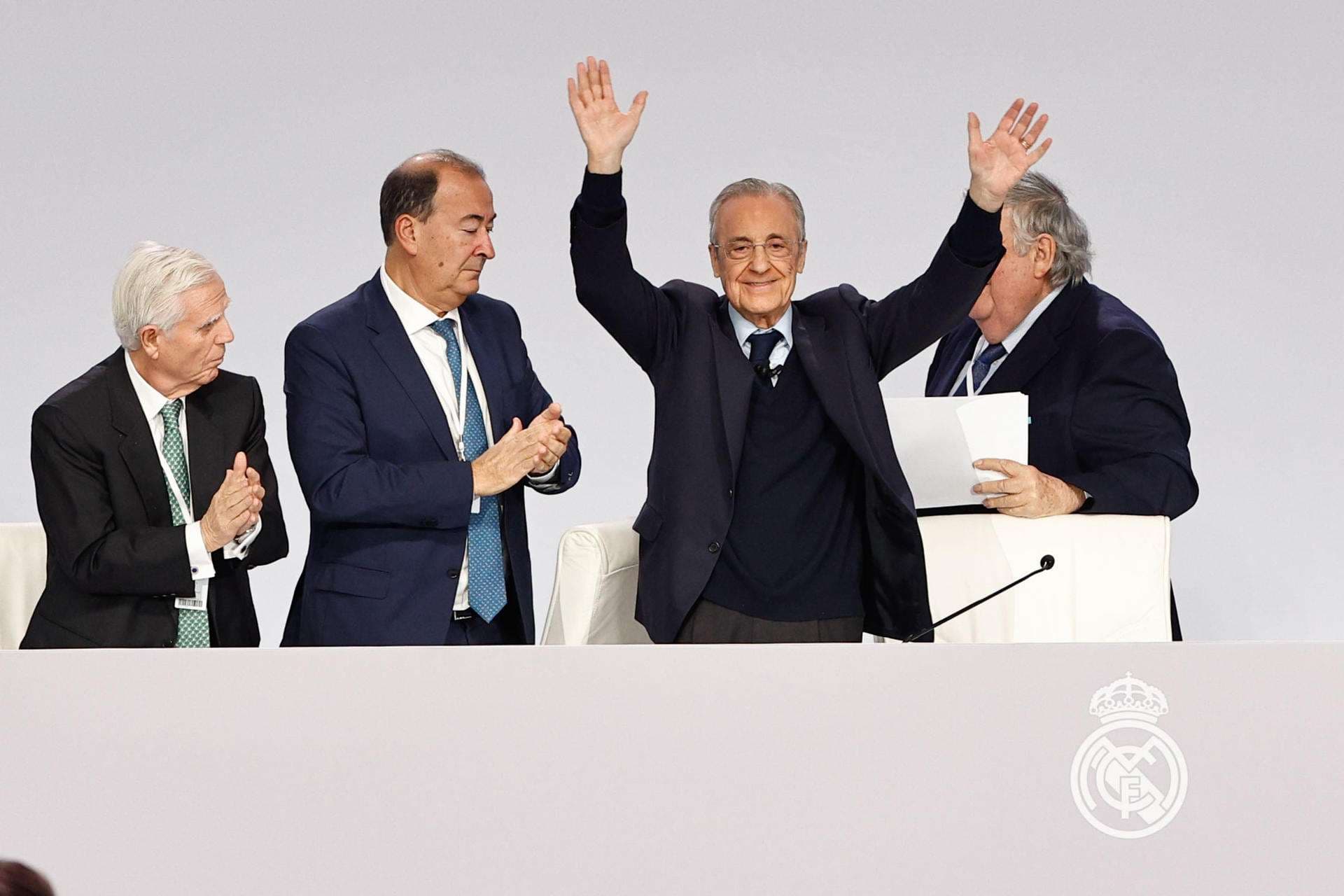 El presidente del Real Madrid, Florentino Pérez, es aplaudido tras su intervención en la asamblea general ordinaria del club este domingo en Madrid. EFE/Rodrigo Jiménez
