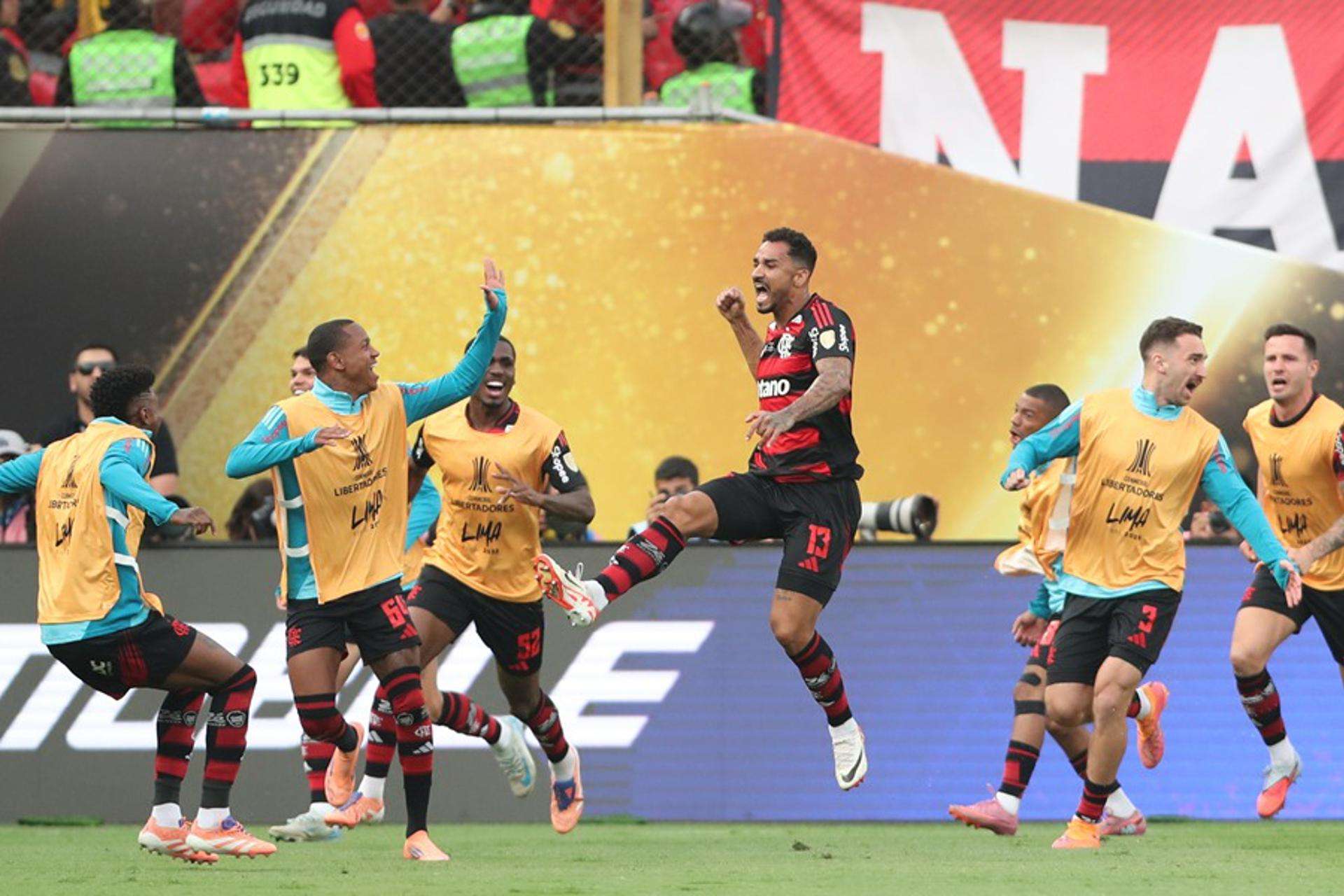 Danilo da Silva (c) de Flamengo celebra un gol en la final de la Copa Libertadores. EFE/ Paolo Aguilar
