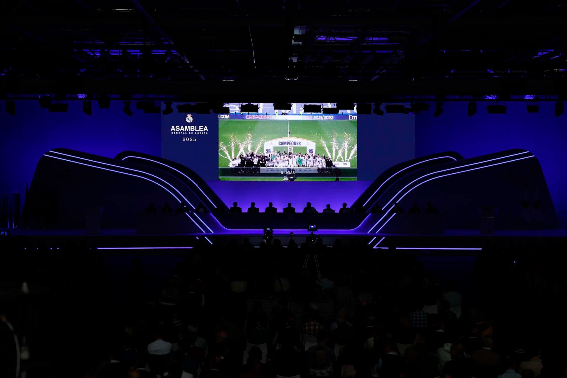 Vista general de la asamblea general ordinaria del Real Madrid en Madrid. Una reunión de los socios compromisarios para avanzar en el proyecto de gran cambio de su modelo societario y aprobar los datos económicos, que superan los mil millones de euros de ingresos en el último ejercicio. EFE/ Rodrigo Jiménez
