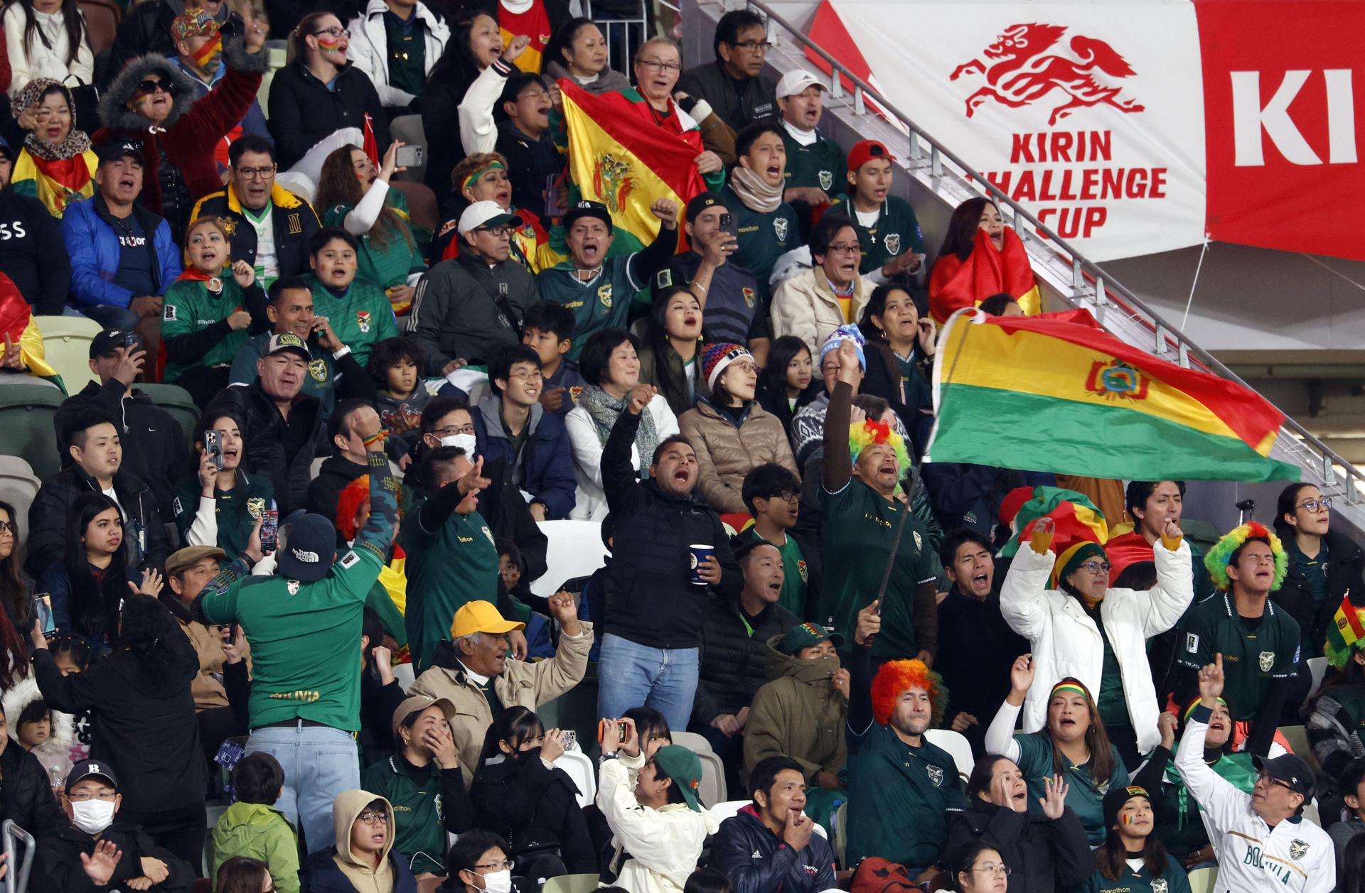 Aficionados de Bolivia animan a su selección durante un partido amistoso disputado el pasado martes 18. EFE/ FRANCK ROBICHON