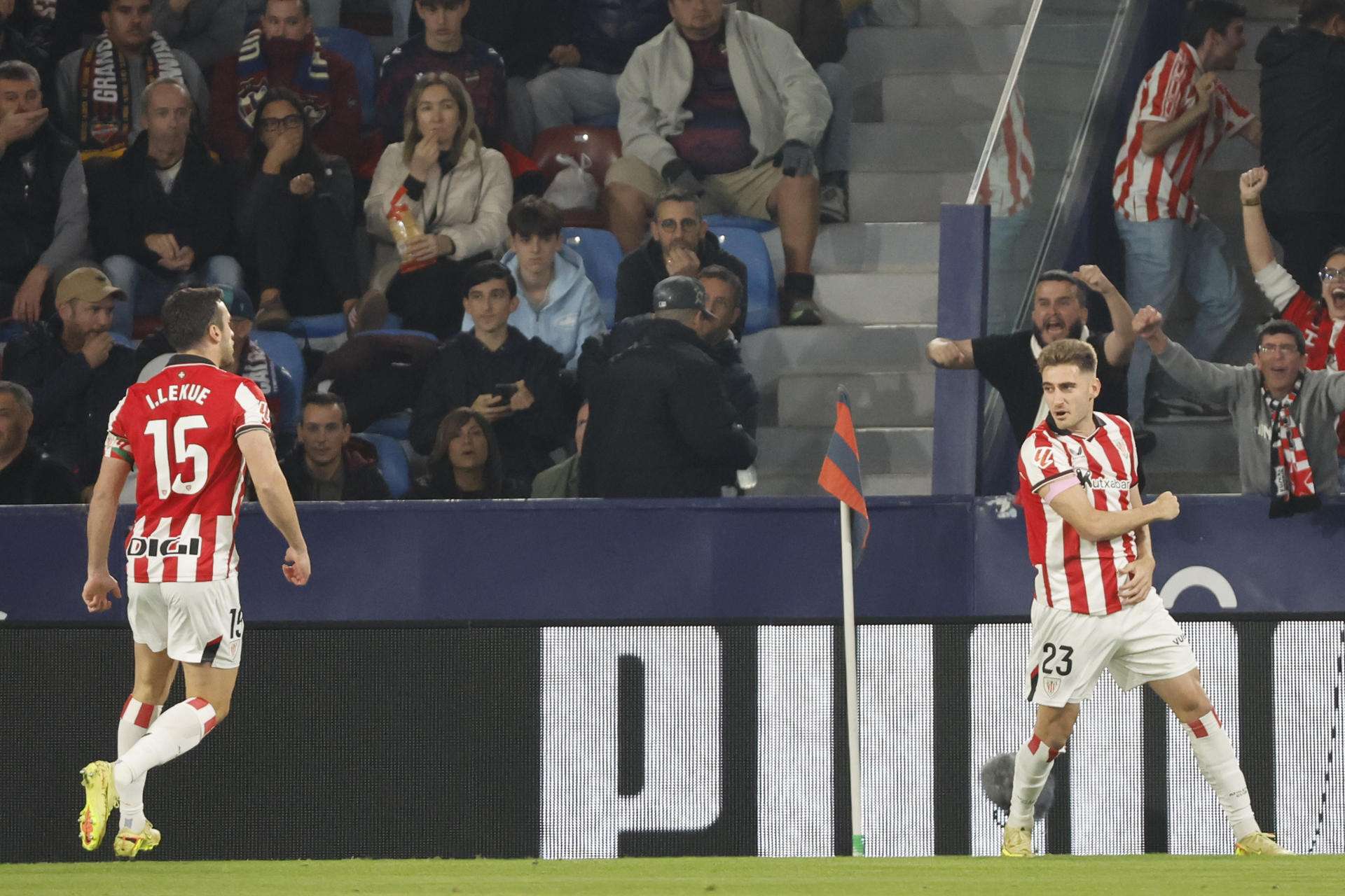 El centrocampista del Athletic Robert Navarro (d) celebra tras anotar el primer gol de su equipo durante el partido de la jornada 14 de LaLiga EA Sports que Levante UD y Athletic Club Bilbao disputaron en el Estadio Ciudad de Valencia. EFE/ Ana Escobar