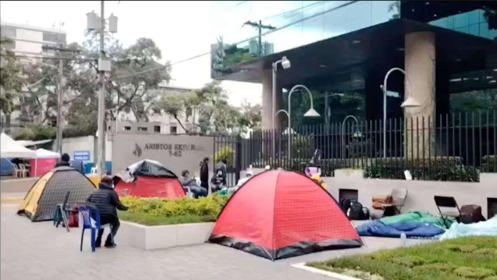 Aficionados hacen fila desde el fin de semana para asegurar boletos de la Sele: “Esta vez, Guatemala sí llega al Mundial”