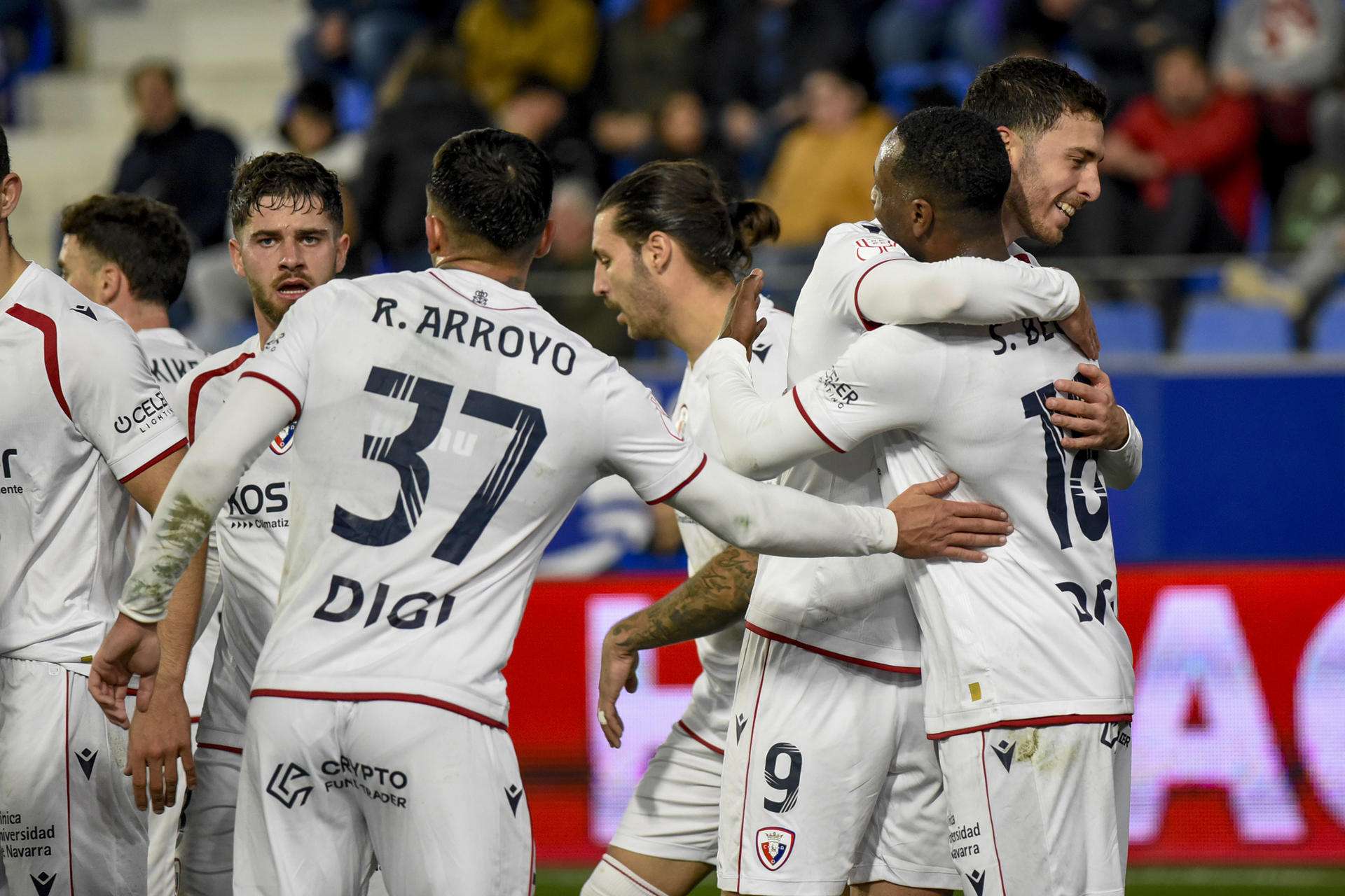 Los jugadores de Osasuna celebran tras marcar ante el Huesca, durante el partido de dieciseisavos de final de la Copa del Rey que SD Huesca y CA Osasuna disputaron en el estadio de El Alcoraz. EFE/Javier Blasco