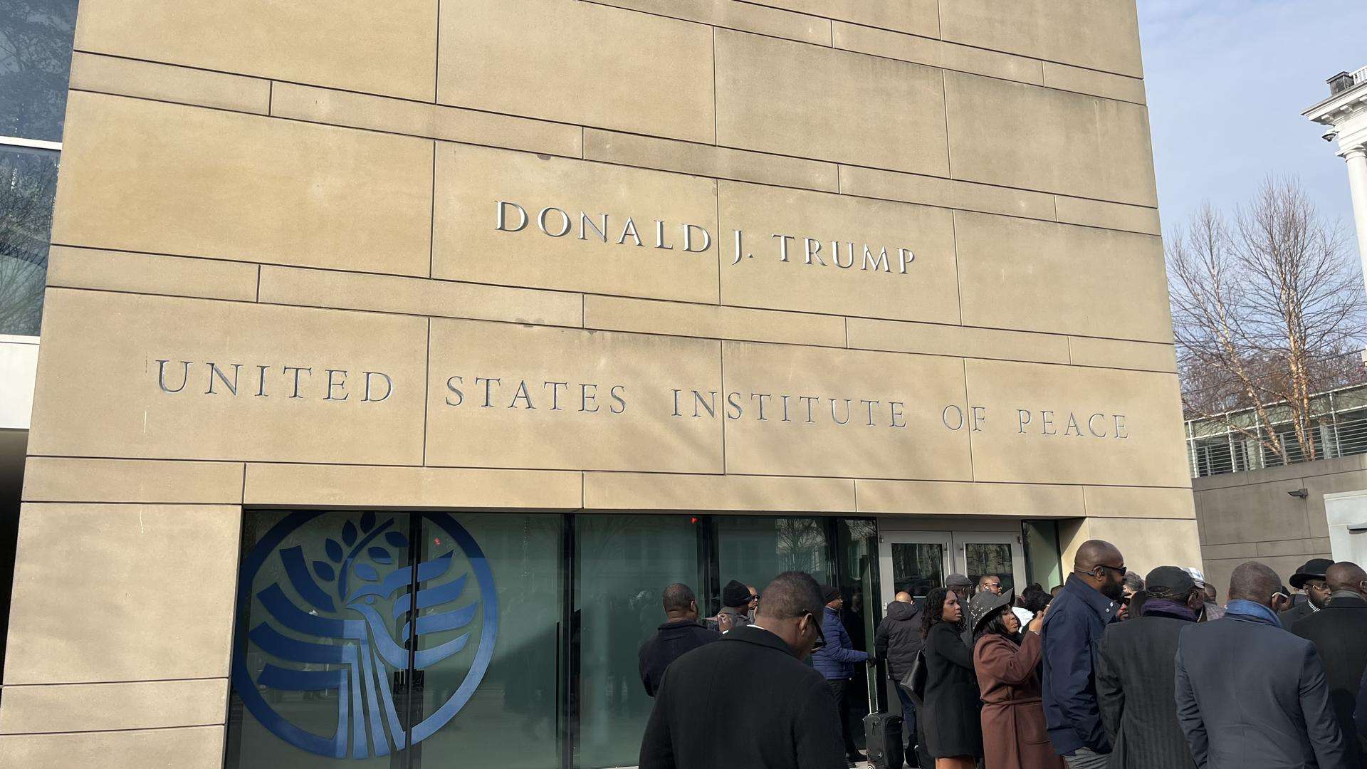 Un grupo de personas fue captado este jueves, 4 de diciembre, a la entrada del Instituto de Paz de Estados Unidos (USIP), rebautizado con el nombre Donald J. Trump, en Washington DC (EE.UU.). EFE/Leonor Trinidad