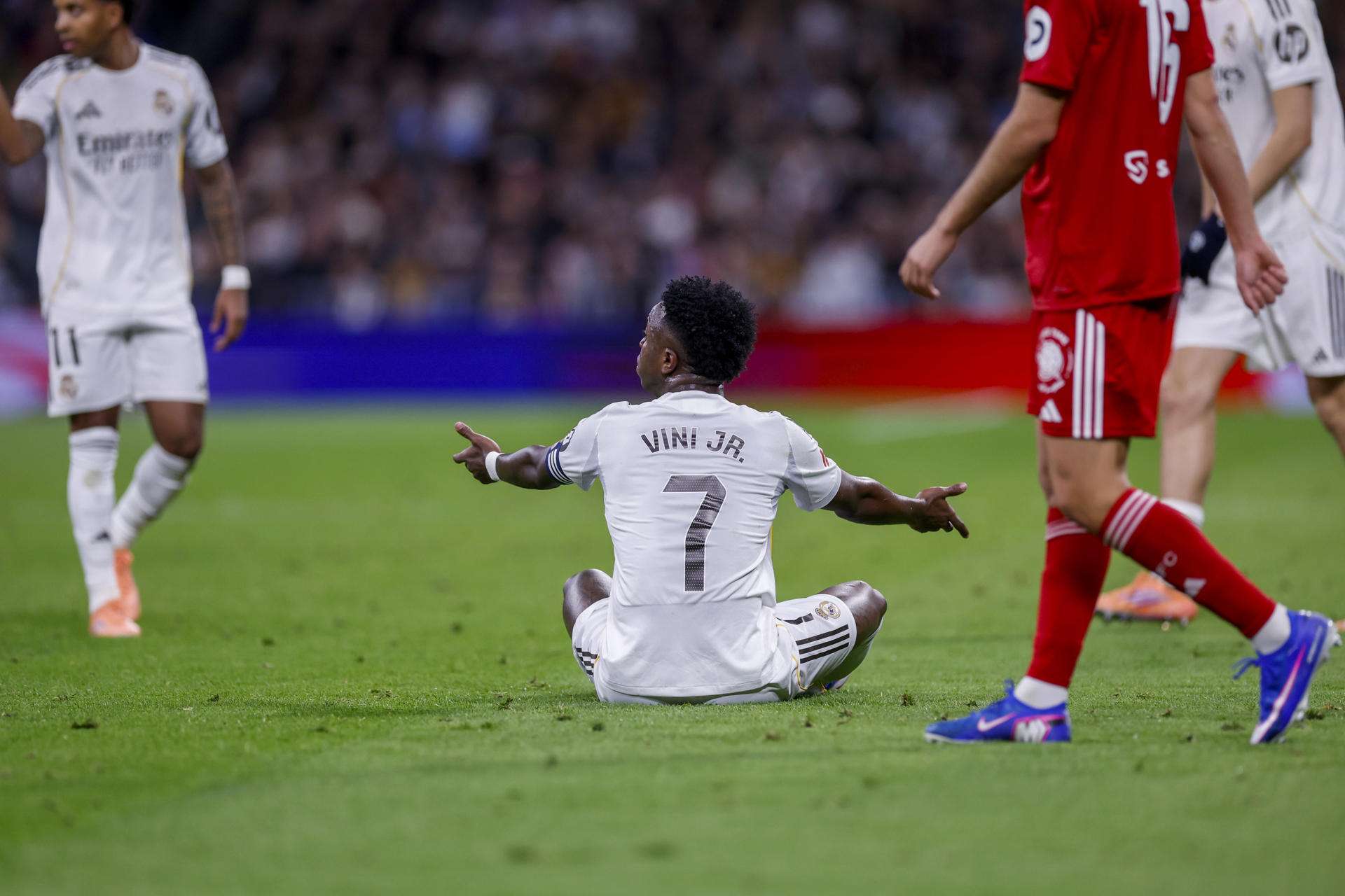El delantero brasileño del Real Madrid, Vinicius Junior, durante el encuentro de la jornada 17 de LaLiga entre Real Madrid y Sevilla FC celebrado en el estadio Santiago Bernabéu, en Madrid. EFE / Javier Lizón.