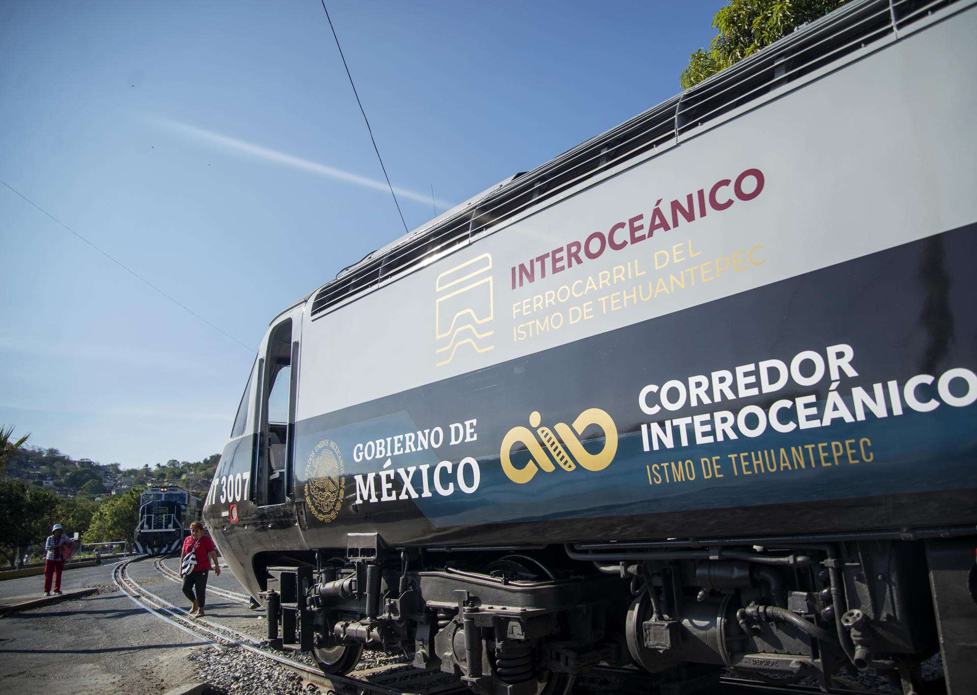 El tren Transístmico, parte del Corredor Interoceánico del Istmo de Tehuantepec (CIIT), un megaproyecto que conecta los océanos Atlántico y Pacífico mediante trenes, puertos y polos industriales, se descarriló la mañana de este domingo, informó la Secretaría de Marina (Semar) de México, sin precisar si había o no personas afectadas. Imagen de archivo. EFE/Luis Villalobos
