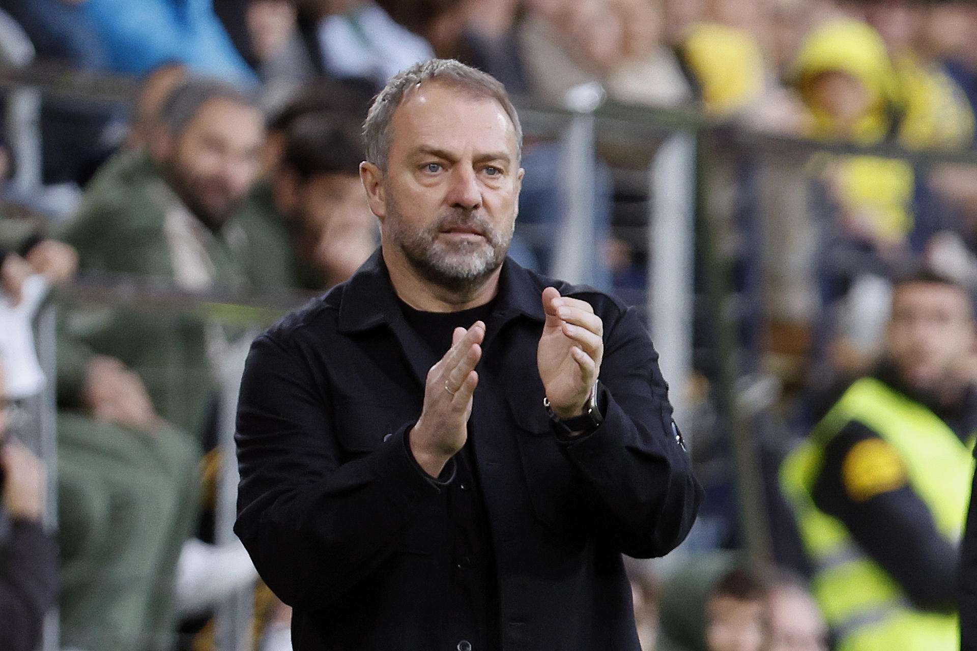 El entrenador del Barça, Hansi Flick, este domingo, durante el partido de la jornada 17 de LaLiga EA Sports, que disputaron Villarreal CF y el FC Barcelona en el Estadio de la Cerámica. EFE/ Ana Escobar