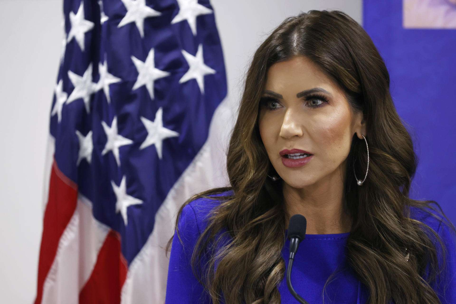 Noem recomienda a Trump a que prohíba viajar a EE.UU. a personas de países que enviaron "invasores"