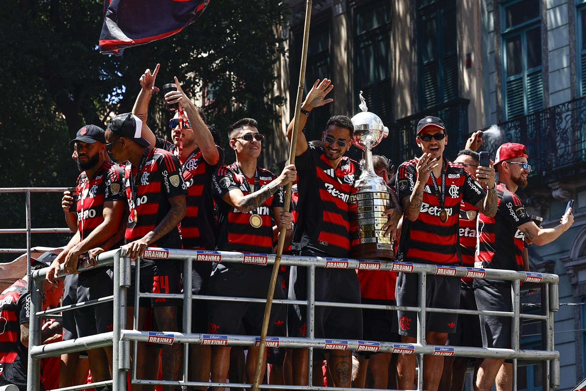 Danilo (c) de Flamengo sostiene el trofeo de la Copa Libertadores en imagen de archivo. EFE/ André Coelho