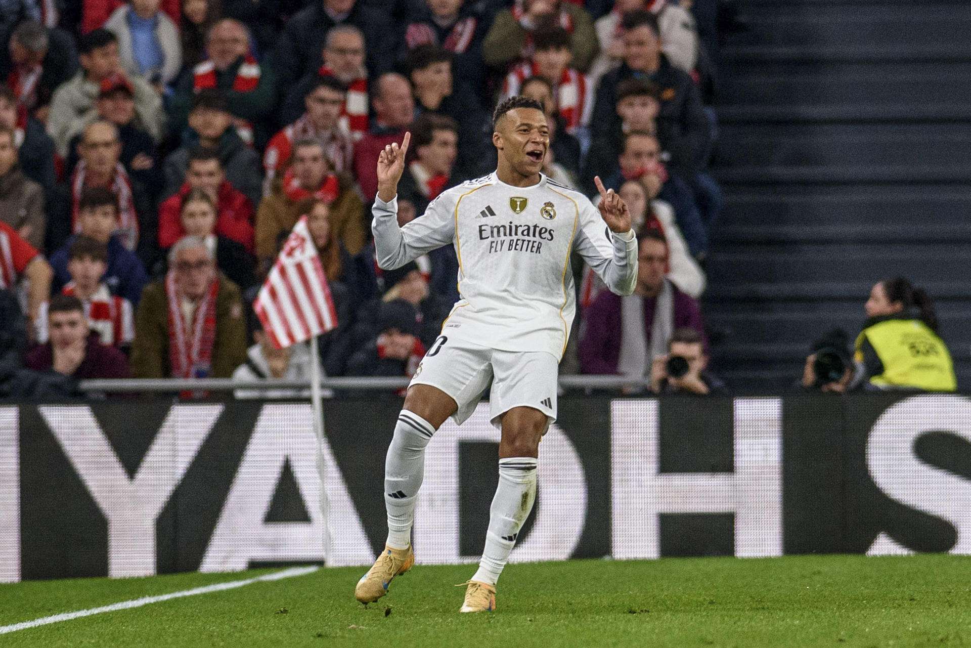 El delantero francés del Real Madrid Kylian Mbappé celebra el 0-3 conseguido durante el partido de la jornada 19 de LaLiga EA Sports entre el Athletic Club y el Real Madrid, disputado en el estadio de San Mamés en Bilbao. EFE/Javier Zorrilla