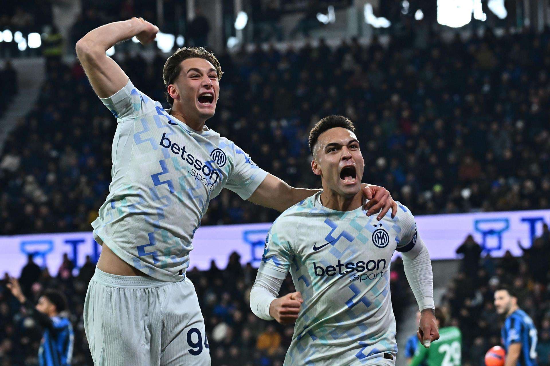 Lautaro Martinez festeja su gol junto a Esposito. EFE/EPA/MICHELE MARAVIGLIA