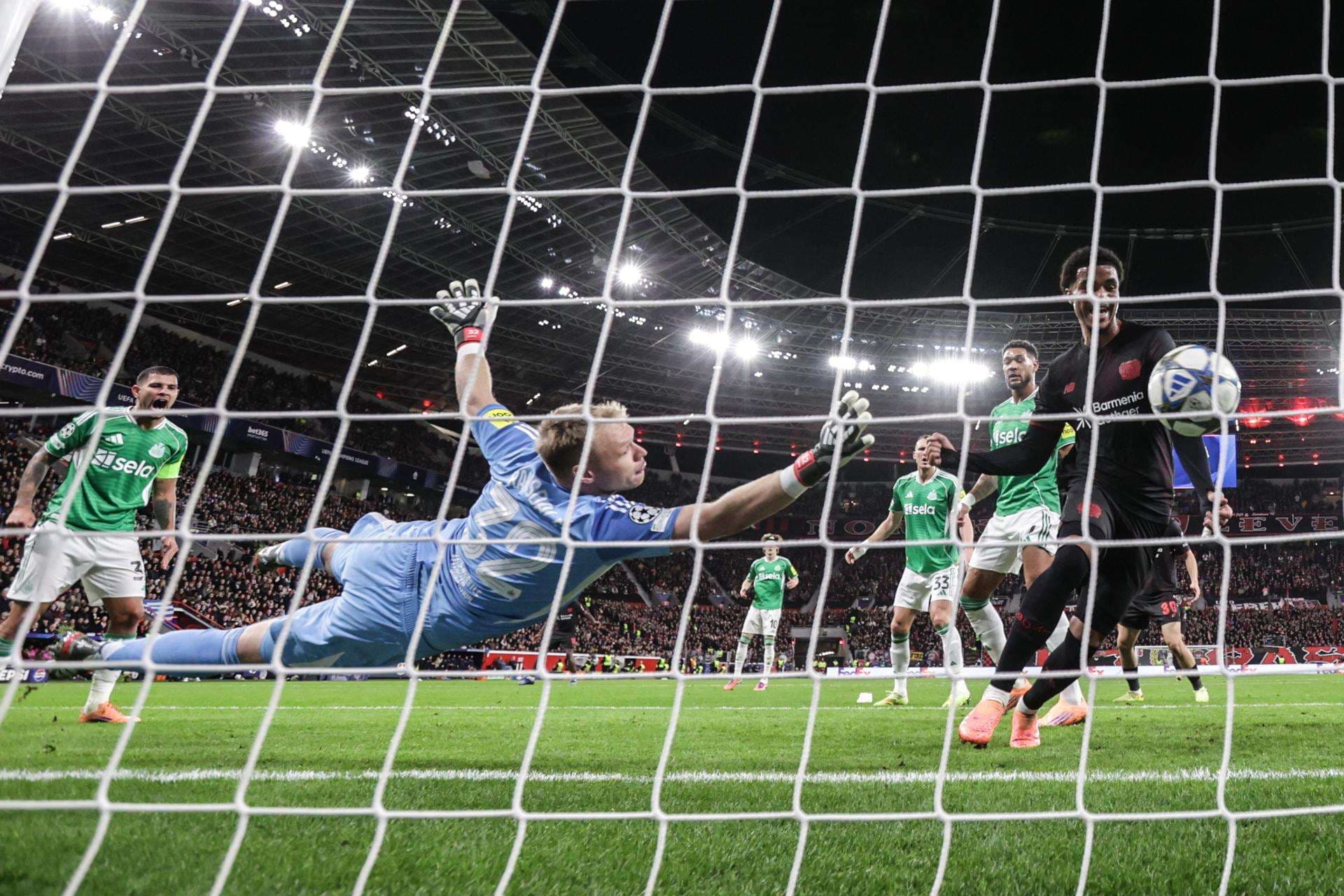 Robert Andrich (d), del Bayer Leverkusen, marca el 1-0 ante el portero del Newcastle Aaron Ramsdale en la sexta jornada de la Liga de Campeones. EFE/EPA/FRIEDEMANN VOGEL