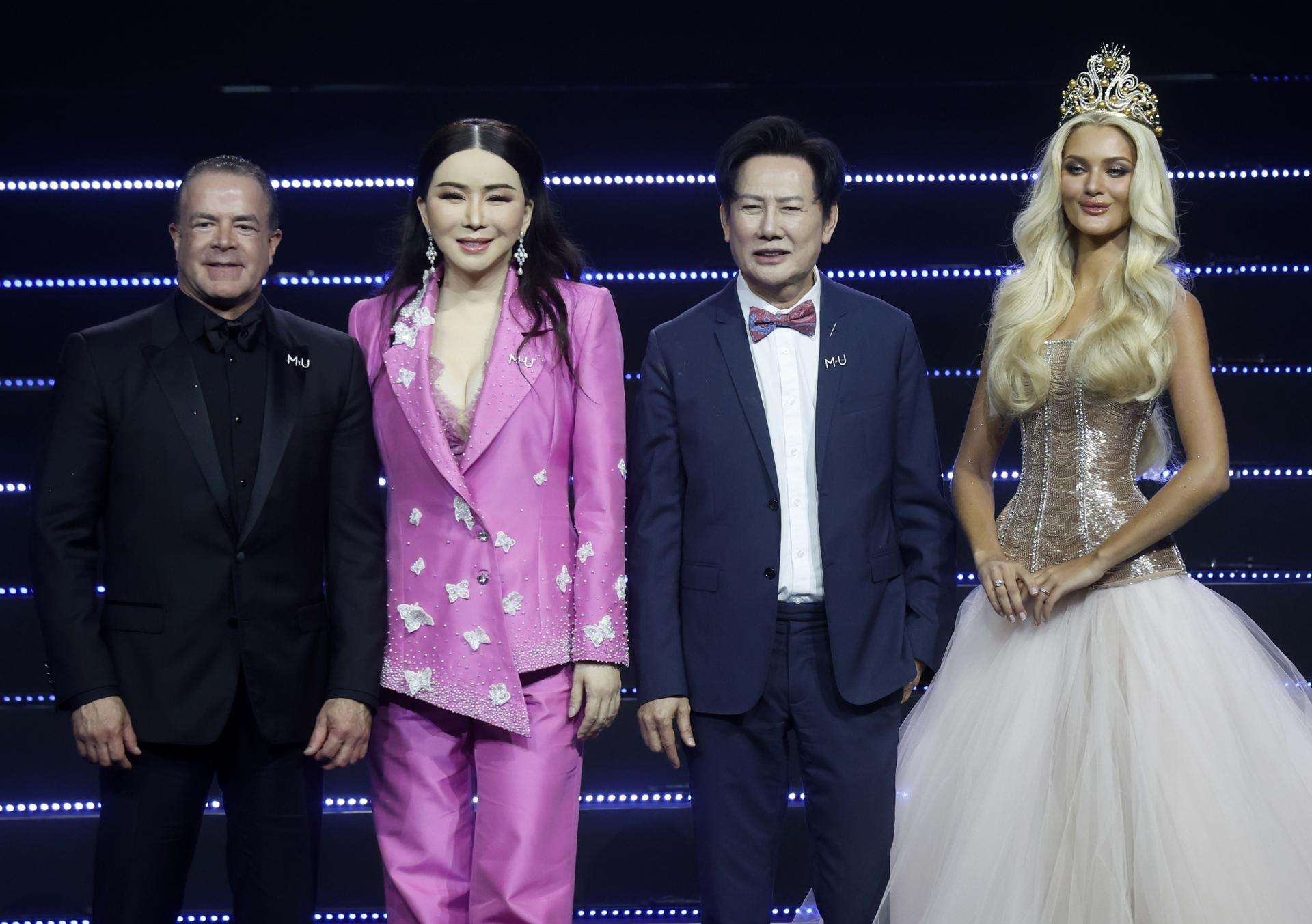 El Presidente de la Organización Miss Universo, Raúl Rocha Cantu (i), la propietaria del 50 % de Miss Universo, la tailandesa Jakkaphong 'Anne' Jakrajutatip (2-i), el director nacional en Tailandia de Miss Universo, Nawat Itsaragrisil (2-d) y Miss Universo 2024 Victoria Kjaer Theilvig de Dinamarca (i), en Bangkok (Tailandia), el 13 de marzo de 2025. EFE/EPA/NARONG SANGNAK