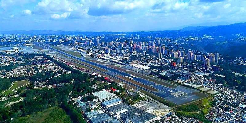 Entre mejoras y pendientes: el futuro del transporte aéreo en Guatemala