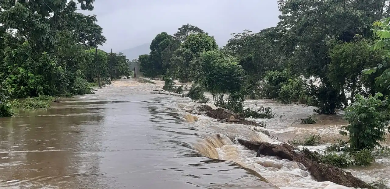 Lluvia y desbordamientos ponen en riesgo a comunidades del Caribe