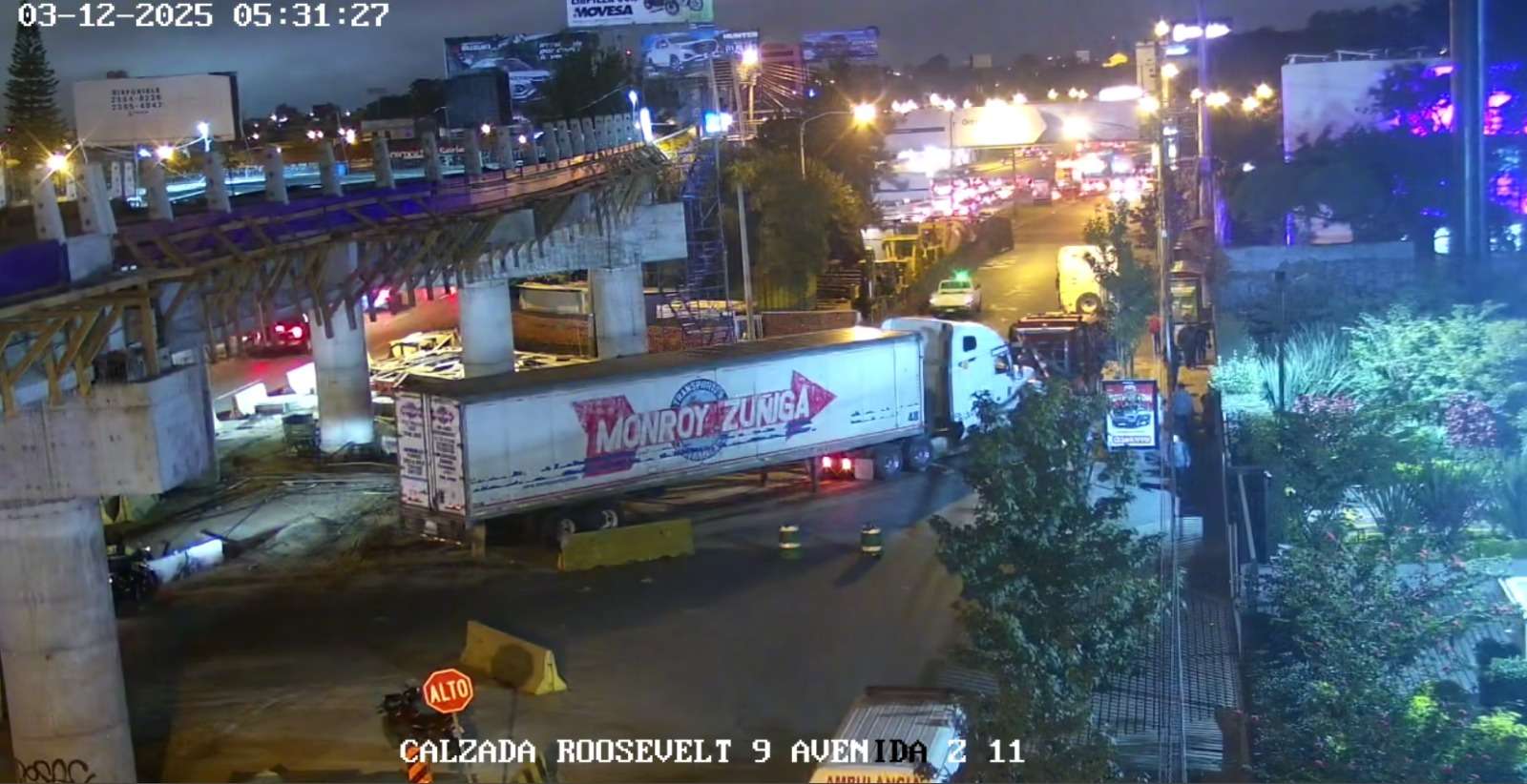 Percance de tráiler en calzada Roosevelt provoca cierre del carril auxiliar