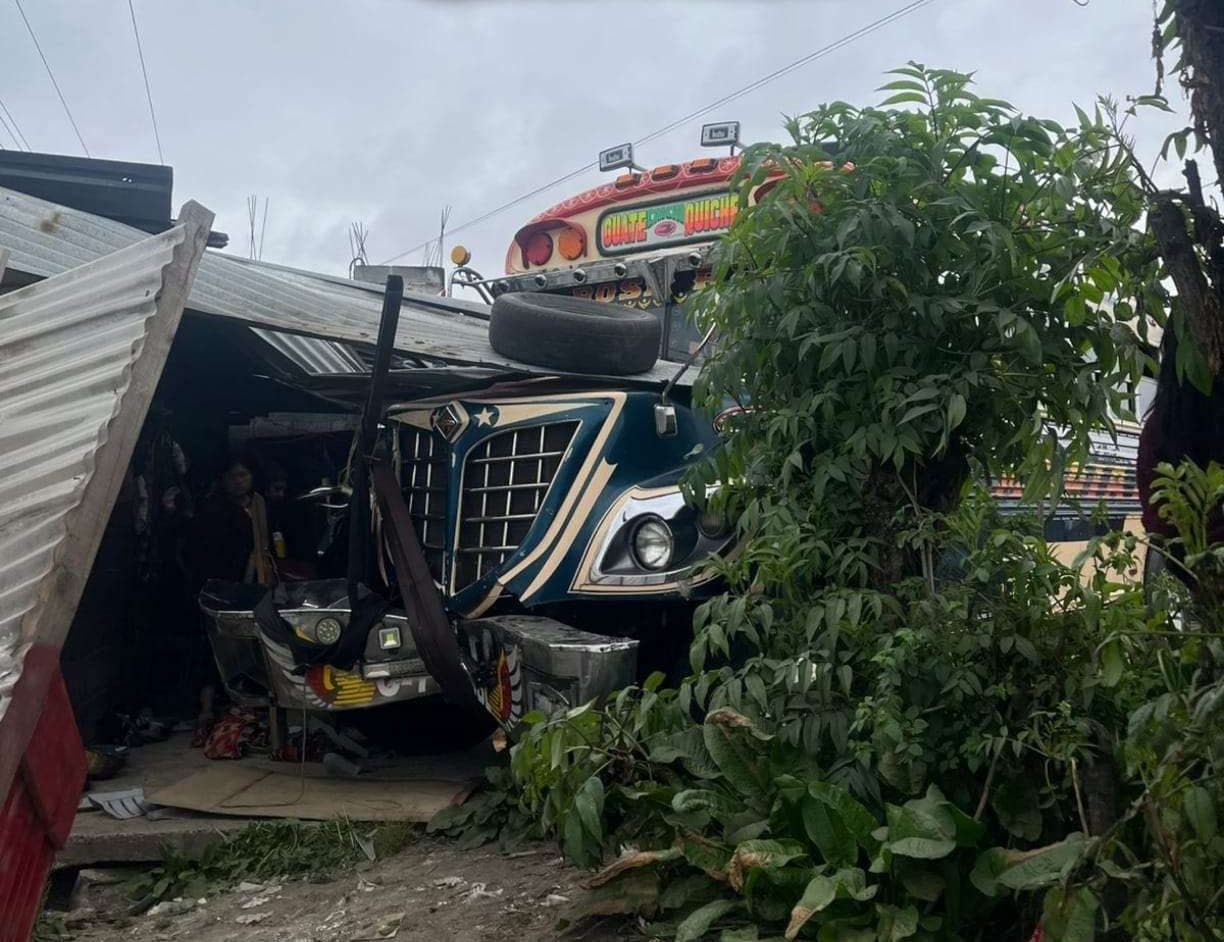 Bus pierde el control y termina dentro de una tortillería en Chichicastenango