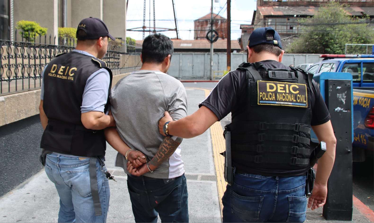 Capturan a hombre con múltiples antecedentes mientras manejaba una moto robada