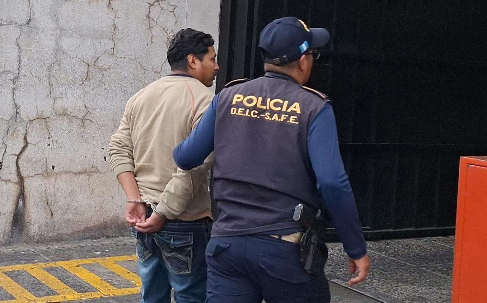 Lo esperaban al llegar… capturan a requerido por la justicia tras vuelo de deportados