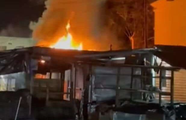 Incendio en plaza central es sofocado sin que haya personas heridas