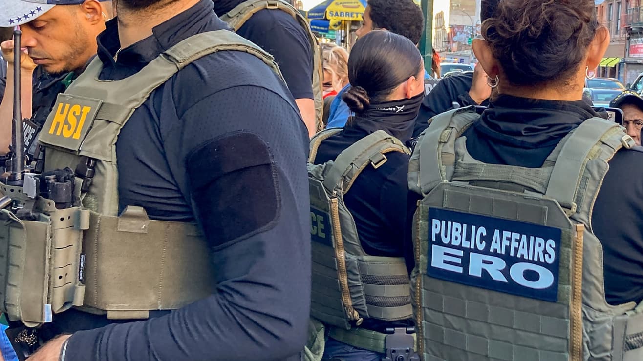 Jueza limita arrestos migratorios en Washington D.C. en fallo que defiende derechos civiles