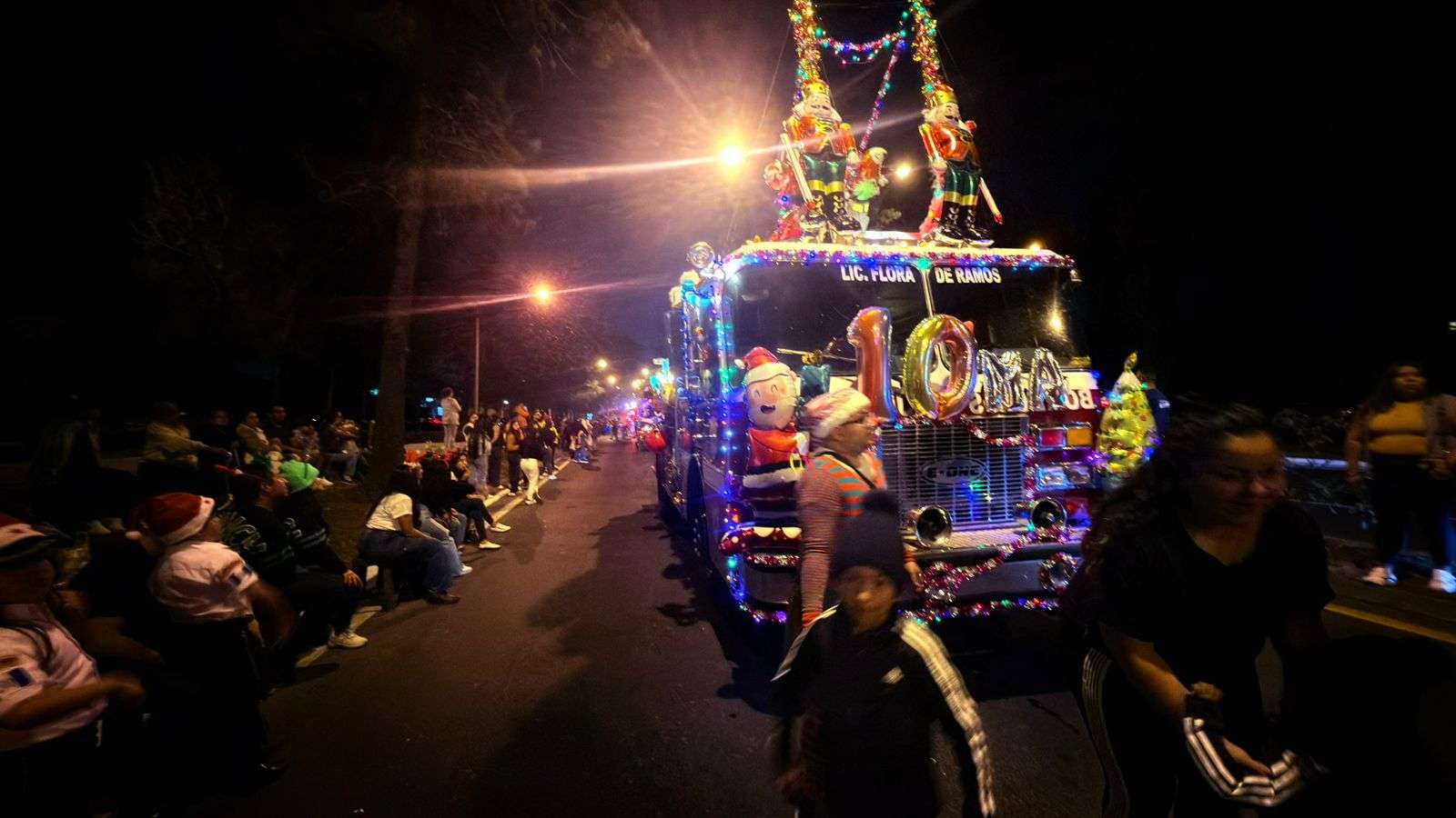 EN IMAGÉNES | Guatemaltecos viven una noche de fiesta en desfile navideño