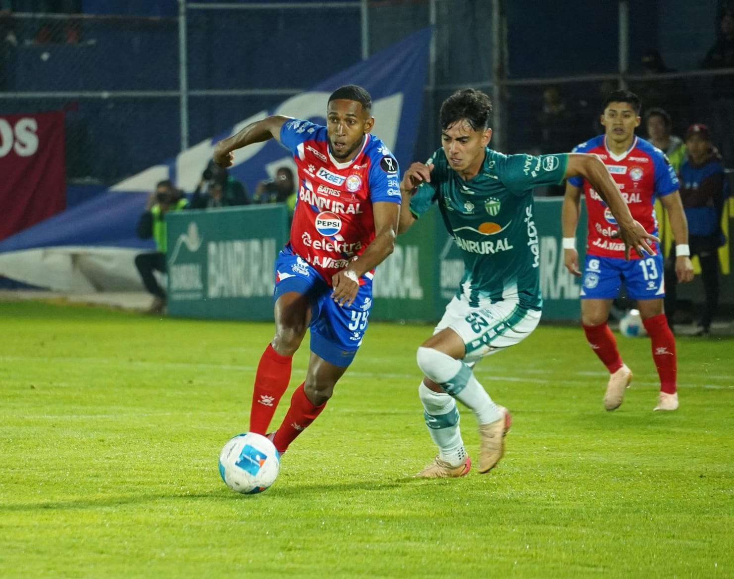 Superchivos pegan primero