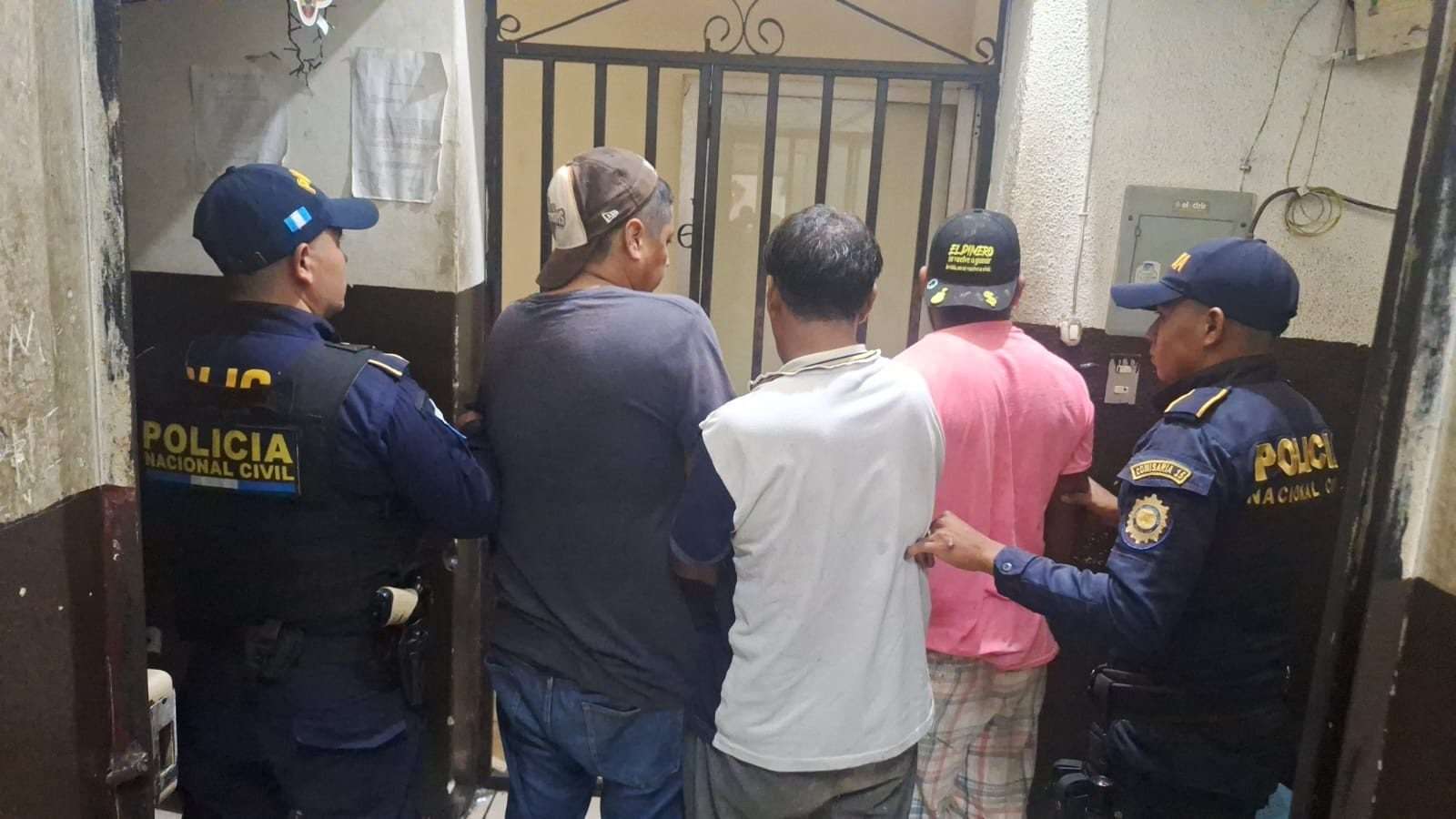 Capturan a tres presuntos robafurgones en Palín y recuperan cargamento destinado a El Salvador