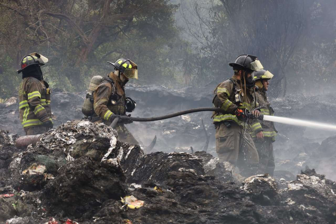 Incendio en recicladora es controlado en un 90%, sin heridos