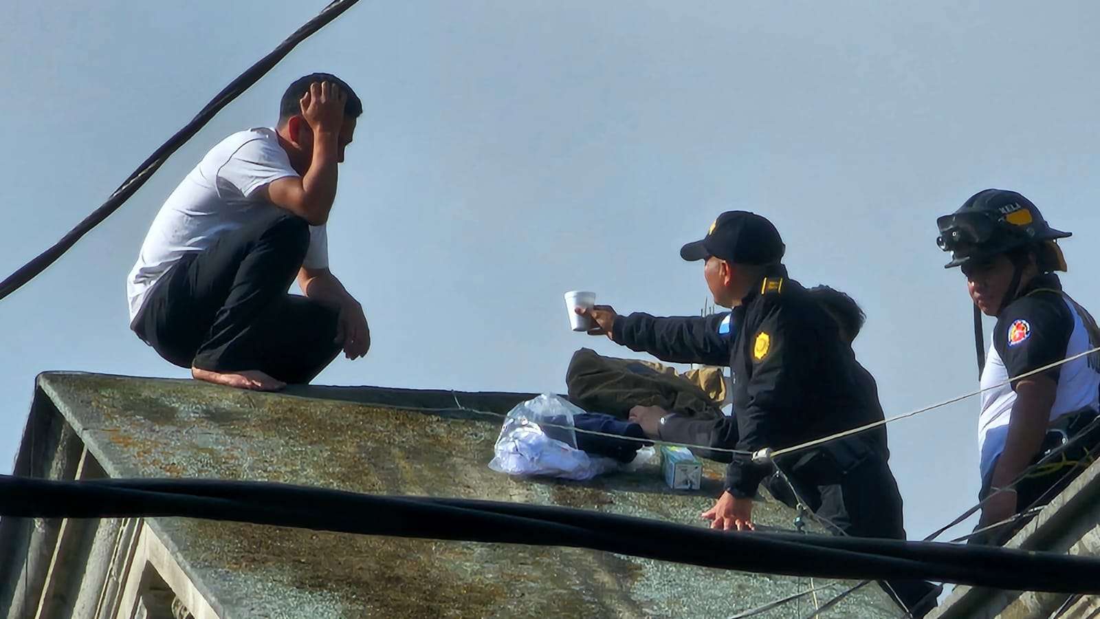 ¡Casi dos horas de tensión! Continúa el diálogo con persona en edificio municipal de Quetzaltenango